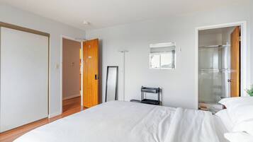 3 dormitorios, escritorio, tabla de planchar con plancha y cuna de viaje