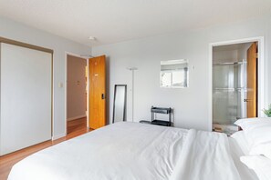 3 soverom, skrivebord, strykejern/-brett og reiseseng for barn