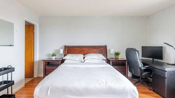 3 dormitorios, escritorio, tabla de planchar con plancha y cuna de viaje