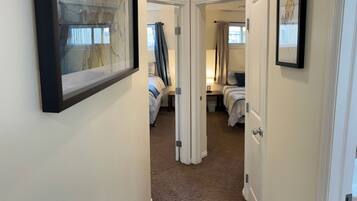 4 quartos, escrivaninha, ferros/tábuas de passar roupa