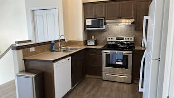 Geladeira, micro-ondas, fogão, cooktop