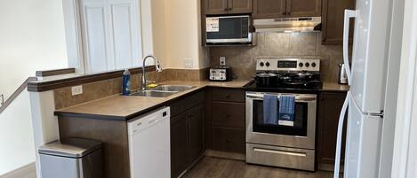 Geladeira, micro-ondas, fogão, cooktop