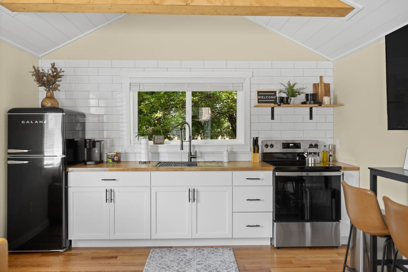 Kylskåp, mikrovågsugn, ugn och spishäll