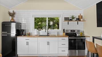 KylskÄp, mikrovÄgsugn, ugn och spishÀll