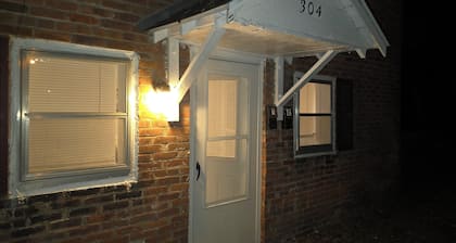 Carriage House by CMU - Lower Condo - Kitchen, King Bed, 70" TV Fast WiFi & AC