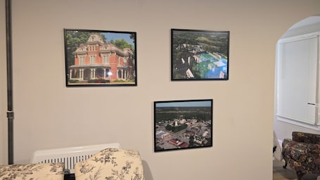 内装. Carriage House by CMU - Lower Condo - Kitchen, King Bed, 70" TV Fast WiFi & AC