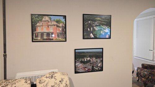 Carriage House by CMU - Lower Condo - Kitchen, King Bed, 70" TV Fast WiFi & AC