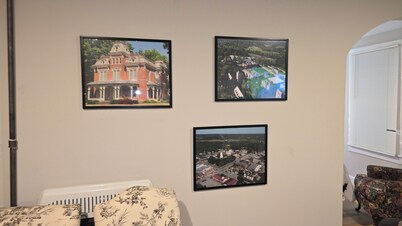 Carriage House by CMU - Lower Condo - Kitchen, King Bed, 70" TV Fast WiFi & AC