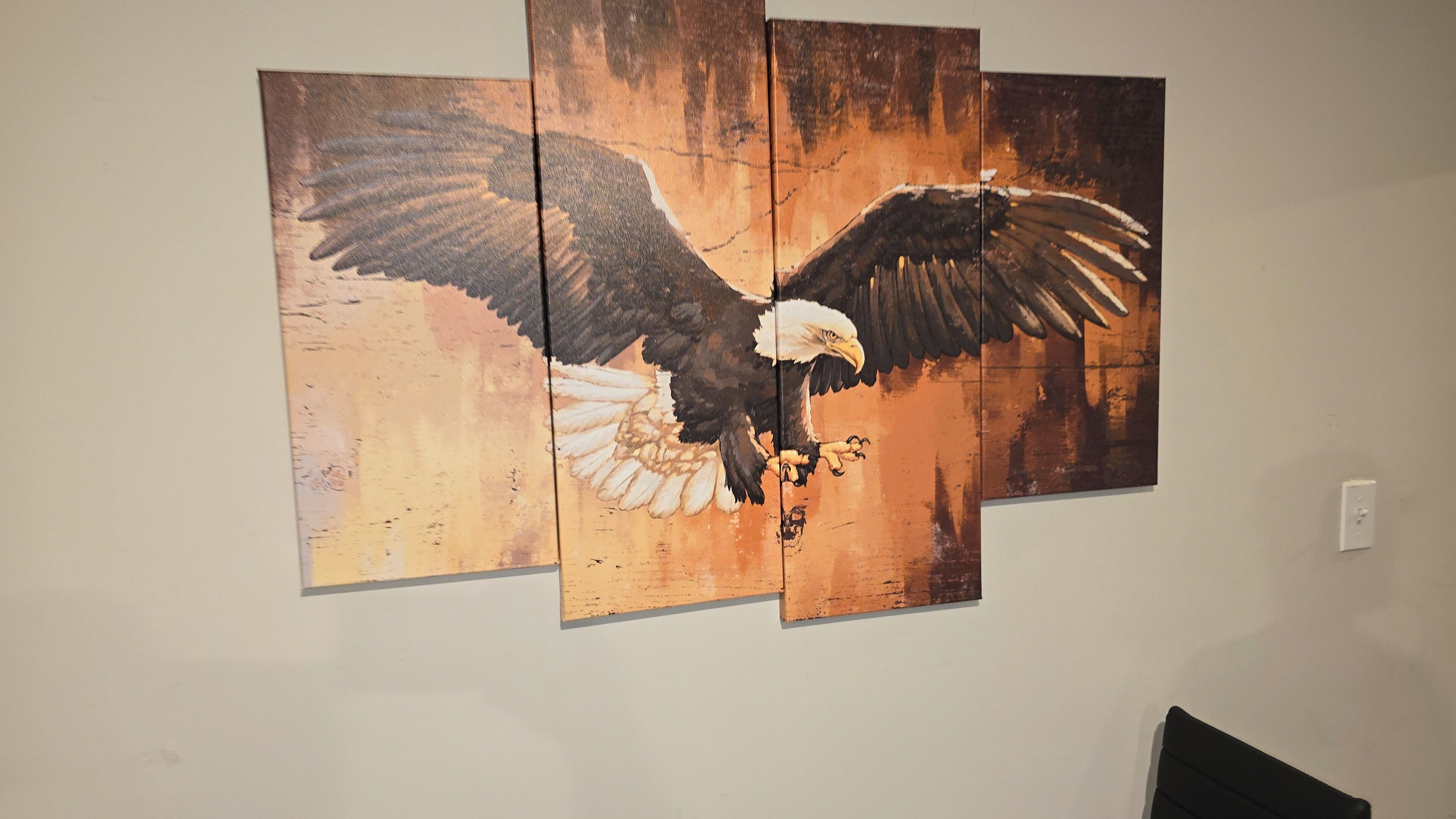 Una pared con una obra de arte de múltiples paneles que representa un águila.