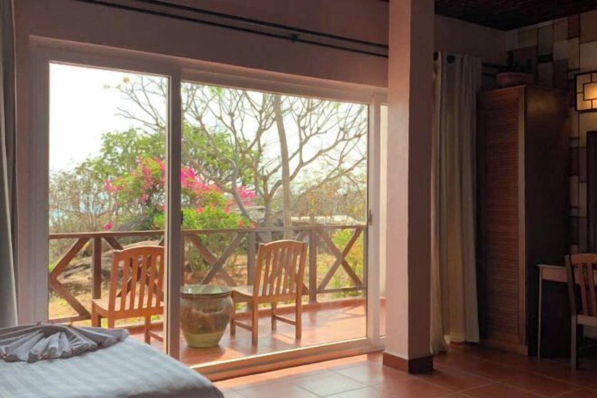 Premium bedding, minibar, desk, laptop workspace