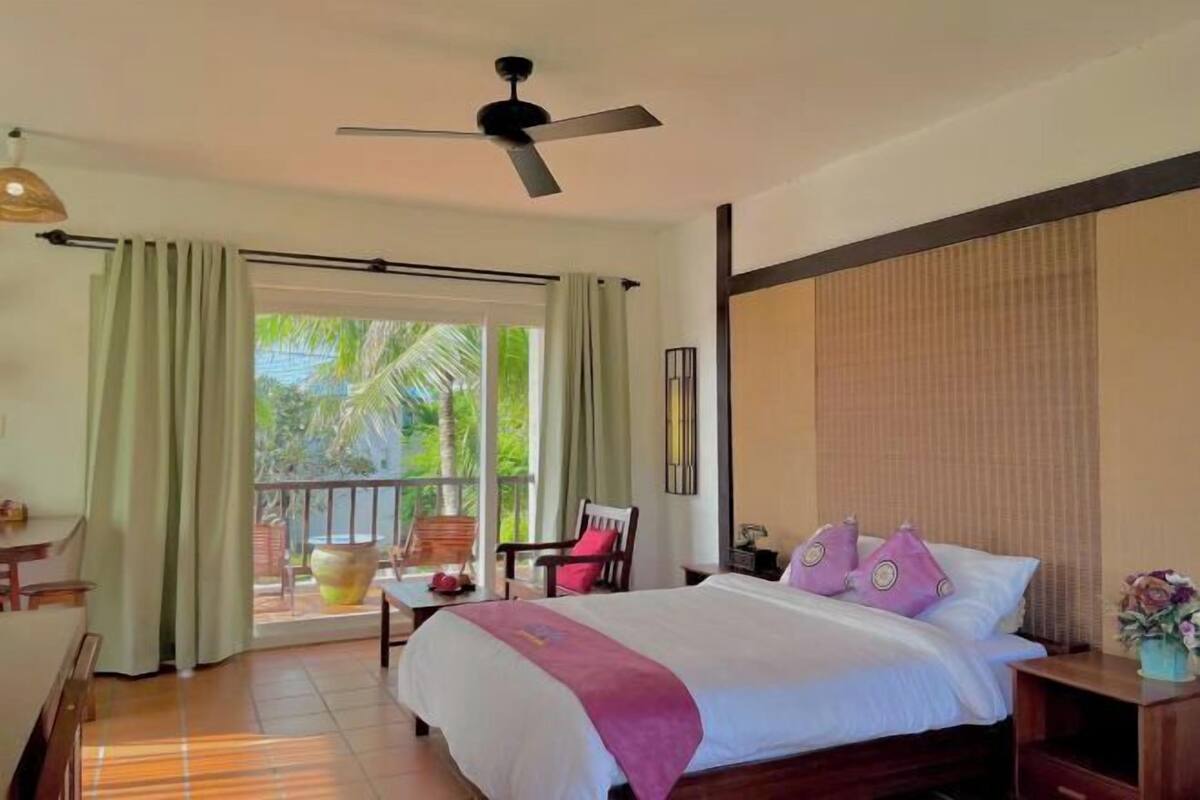 Premium bedding, minibar, desk, laptop workspace