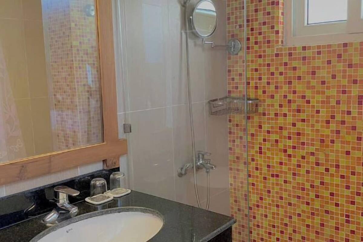 Shower, rainfall showerhead, free toiletries, hair dryer