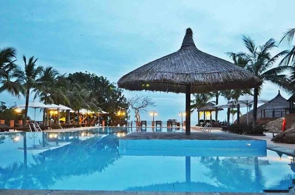 Front of property - evening/night - Melon Resort Mũi Né (Phan Thiet)