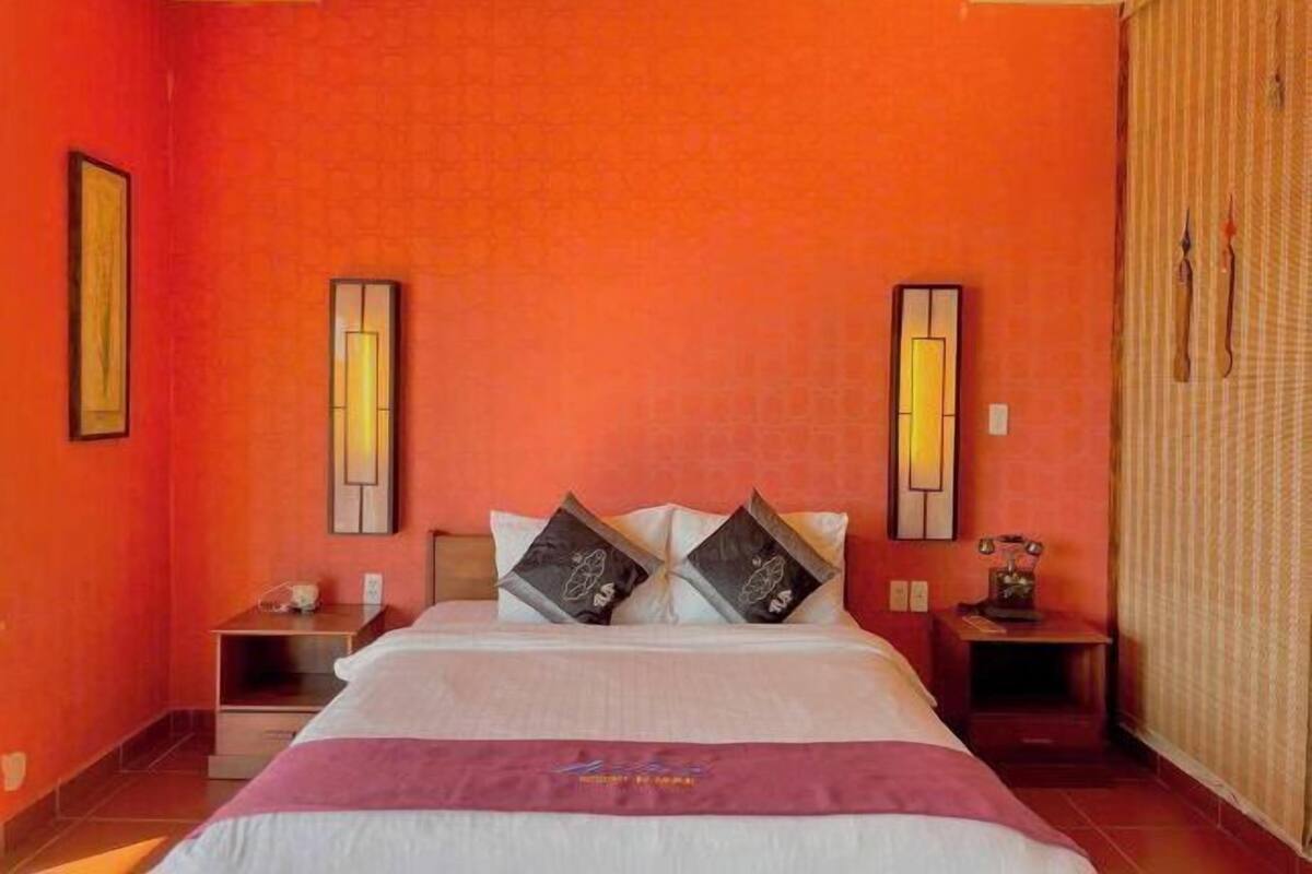 Premium bedding, minibar, desk, laptop workspace