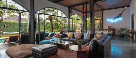 Villa, Birden Çok Yatak Odası | Oturma odası | Uydu yayını kanalları bulunan 32 inç düz ekran televizyon, televizyon