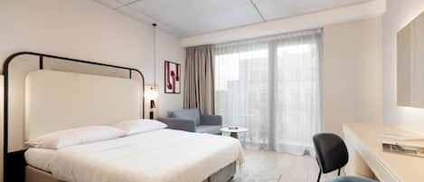 Ropa de cama hipoalergénica y caja de seguridad en la habitación