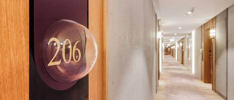 Un pasillo con un cartel que indica la habitación 206.