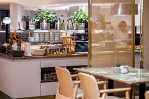 Desayuno buffet (PLN 100 por persona)