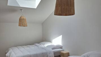 2 chambres, fer et planche Ă  repasser