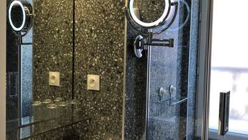 Studio có thiết kế đặc sắc (101) | Phòng tắm | Buồng tắm vòi sen, máy sấy tóc, khăn tắm, xà phòng