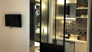 A modern kitchen with a built-in microwave, a dishwasher, and a sink. - Résidence Labyrinthe (Paris)