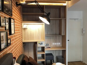 時尚開放式客房 (102) | 遮光窗簾/窗簾、隔音、熨斗/熨衫板、免費 Wi-Fi