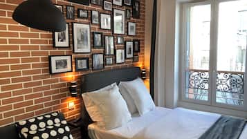 Màn/rèm cản sáng, phòng cách âm, bàn ủi/dụng cụ ủi quần áo