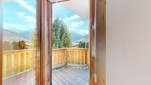 Interior - Maisonette 4-room apartment on the 1st floor, entrance hall with cloakroom. (Pontresina)