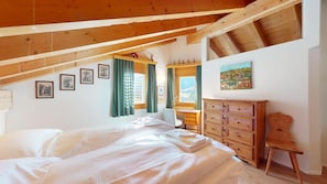 3 bedrooms, desk, WiFi, bed sheets
