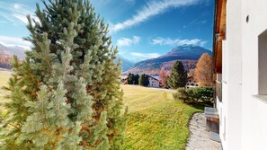 Property grounds - Maisonette 4-room apartment on the 1st floor, entrance hall with cloakroom. (Pontresina)