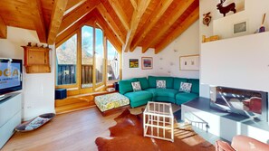 TV, fireplace, stereo - Maisonette 4-room apartment on the 1st floor, entrance hall with cloakroom. (Pontresina)