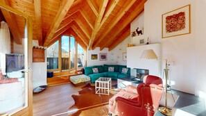 TV, fireplace, stereo - Maisonette 4-room apartment on the 1st floor, entrance hall with cloakroom. (Pontresina)