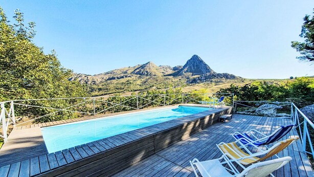 A wooden deck with a swimming pool and lounge chairs overlooking a mountainous landscape. - Beautiful private villa for 6 people with private pool, A/C, WIFI, TV, terrace and pets allowed (Monreale)