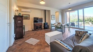 A spacious living area with a sofa, a TV, a fireplace, and a dining table. - Beautiful private villa for 6 people with private pool, A/C, WIFI, TV, terrace and pets allowed (Monreale)