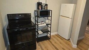 冷蔵庫、電子レンジ、オーブン、コンロ