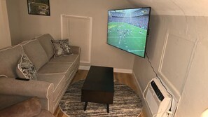 TV - Carriage House by CMU - Upper Condo - Kitchen, King Bed, 65" TV Fast WiFi & AC (Fayette)