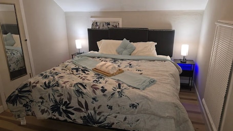 1 室のベッドルーム、アイロン / アイロン台、WiFi、ベッドシーツ. Carriage House by CMU - Upper Condo - Kitchen, King Bed, 65" TV Fast WiFi & AC
