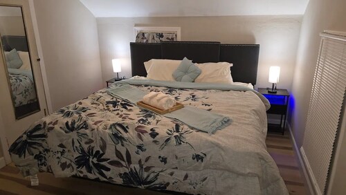 Carriage House by CMU - Upper Condo - Kitchen, King Bed, 65" TV Fast WiFi & AC