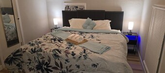 Carriage House by CMU - Upper Condo - Kitchen, King Bed, 65" TV Fast WiFi & AC