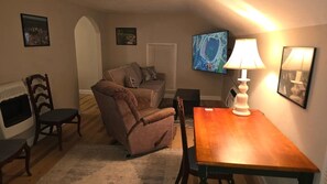 TV - Carriage House by CMU - Upper Condo - Kitchen, King Bed, 65" TV Fast WiFi & AC (Fayette)
