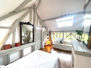 4 habitaciones, tabla de planchar con plancha, wifi y ropa de cama 