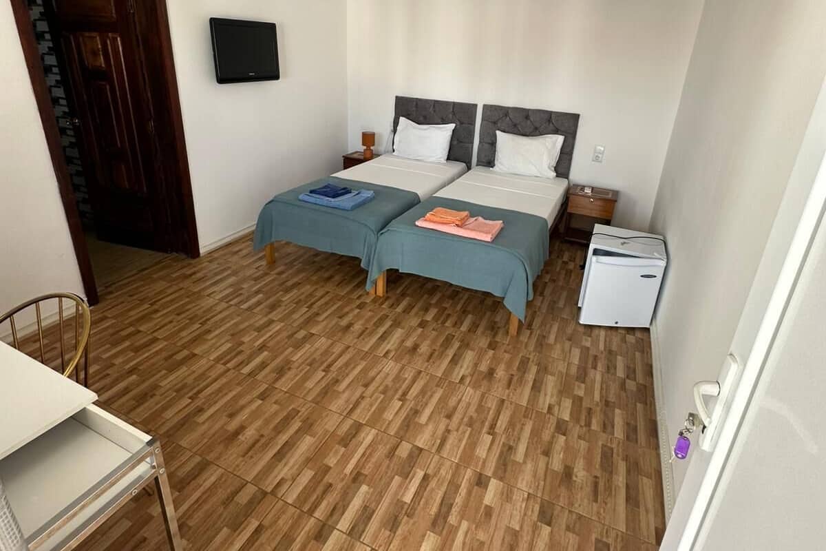 Habitación básica con 1 cama matrimonial o 2 individuales, vista a la alberca | Minibar, wifi gratis y ropa de cama