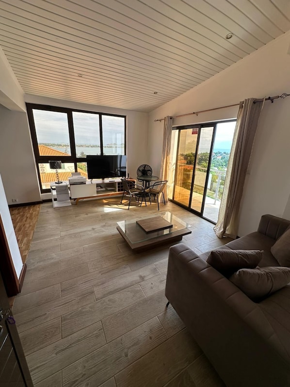 Basic Double or Twin Room, Pool View | In-room dining - Hotel Kenito (São Tomé)