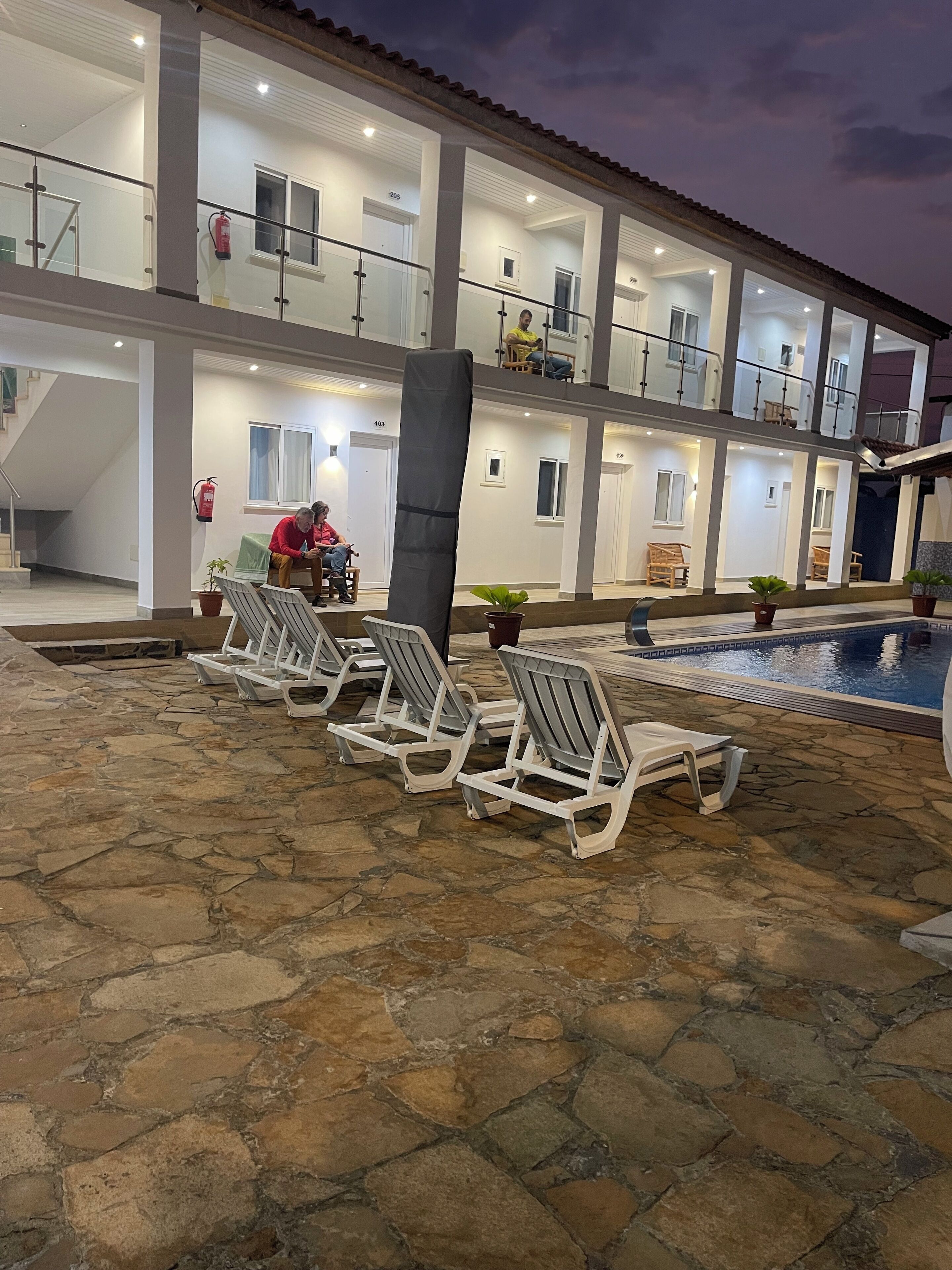 Un hôtel à plusieurs étages doté d’un espace piscine.