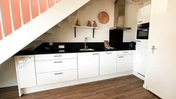 Frigorífico, microondas, placa de cocina y lavavajillas