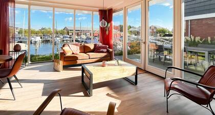 New water villa, located in the marina of Uitgeest