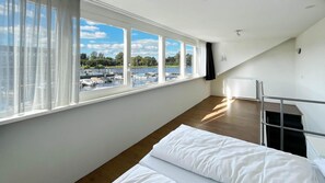 3 bedrooms, travel cot, free WiFi, wheelchair access - Adapted water villa, located at the marina of Uitgeest (Uitgeest)