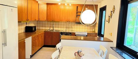 Jääkaappi, mikroaaltouuni, uuni, liesi