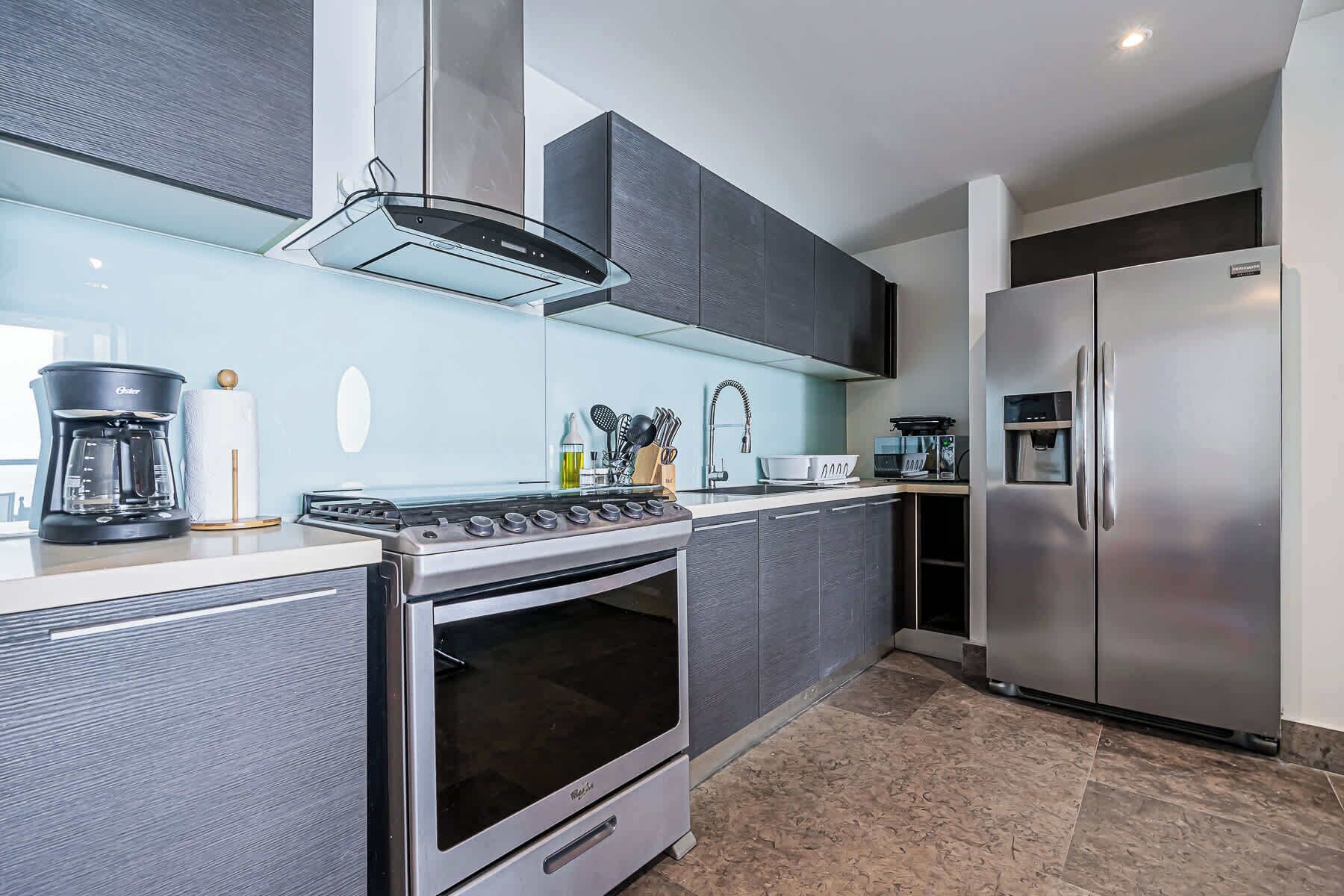 Kühlschrank, Mikrowelle, Ofen, Herdplatte