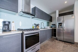 Frigorífic, microones, forn i placa de cuina 